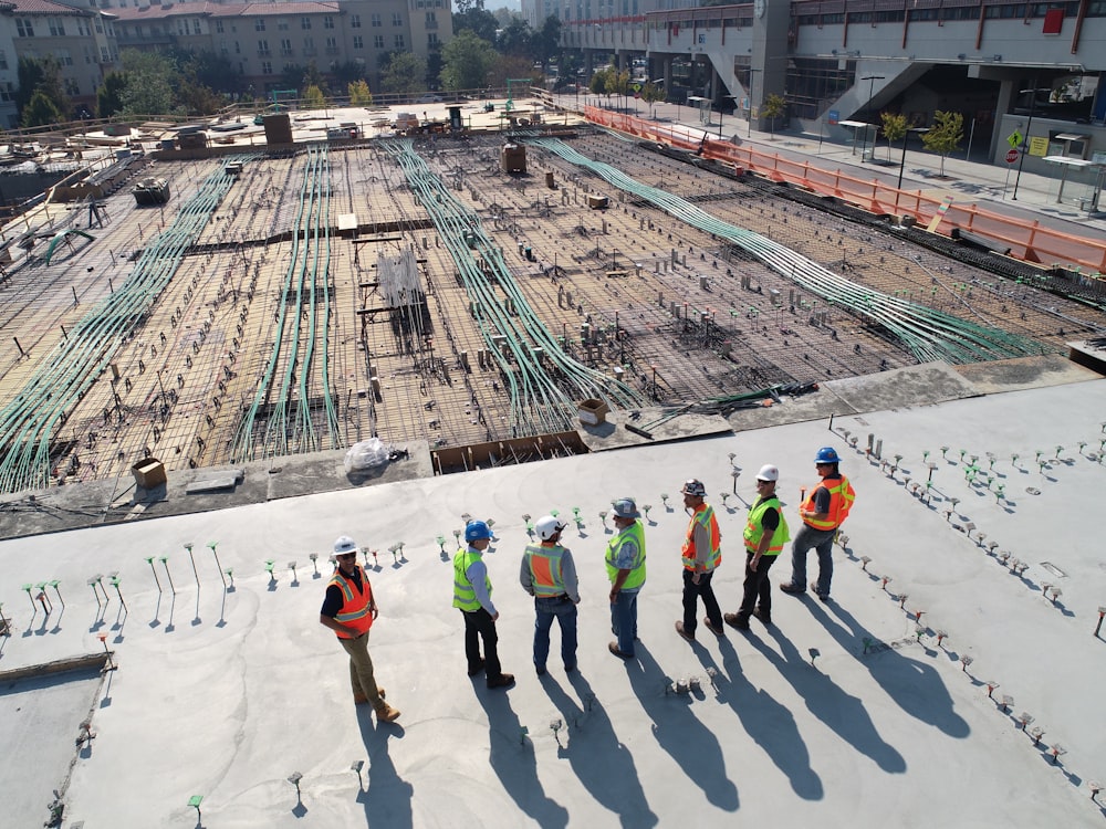 Kunjungan proyek konstruksi mitra